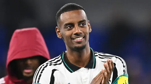 Liverpool foca em Isak.