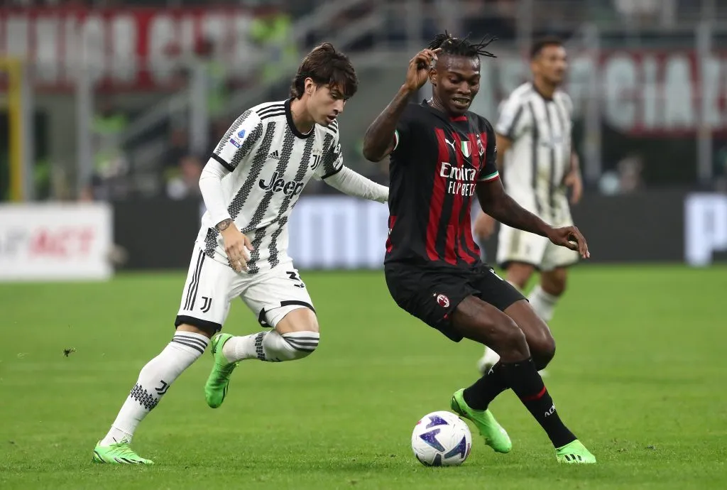 Matías Soulé, quando aind atuava pela Juventus, e outro alvo do Barcelona, Rafael Leão. O último gostaria de atuar no clube catalão, enquanto Soulé, Deco acompanha sua situação de perto, segundo portal. (Photo by Marco Luzzani/Getty Images)