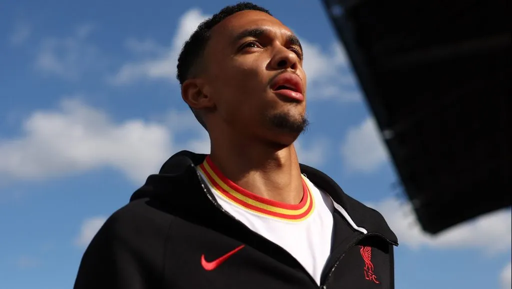 Alexander-Arnold, de jaqueta preta, pelo Liverpool. (Photo by Julian Finney/Getty Images)
