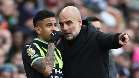 Savinho conversa com Pep Guardiola. Foto: Shaun Botterill/Getty Images