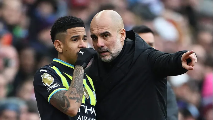 Savinho conversa com Pep Guardiola. Foto: Shaun Botterill/Getty Images