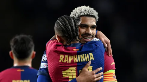 Ronald Araújo e Raphinha se abraçam em jogo do Barcelona. Foto: David Ramos/Getty Images