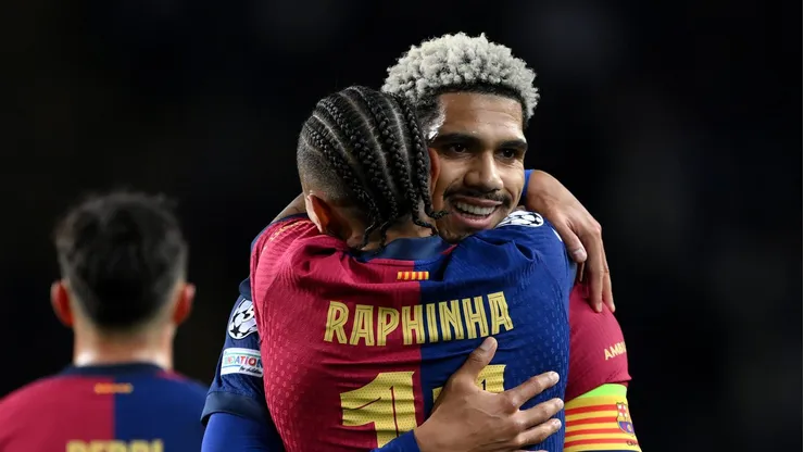 Ronald Araújo e Raphinha se abraçam em jogo do Barcelona. Foto: David Ramos/Getty Images