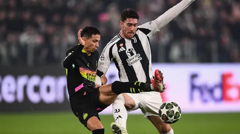 Dusan Vlahovic divide bola com Joey Veerman durante partida da Champions League entre Juventus e PSV. Foto: Hellraiser Photo Agency / Alamy Stock Photo