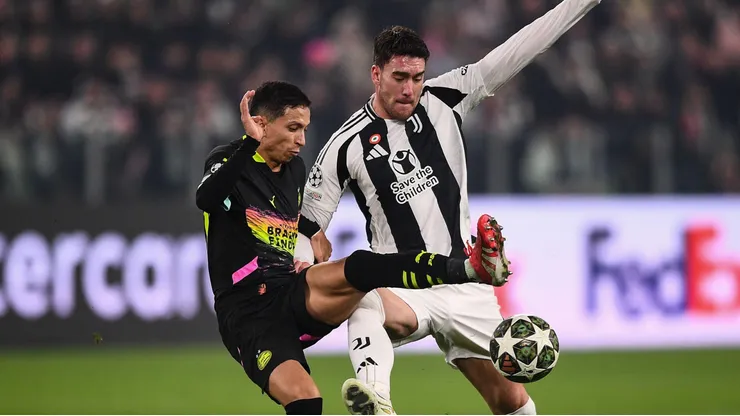 Dusan Vlahovic divide bola com Joey Veerman durante partida da Champions League entre Juventus e PSV. Foto: Hellraiser Photo Agency / Alamy Stock Photo