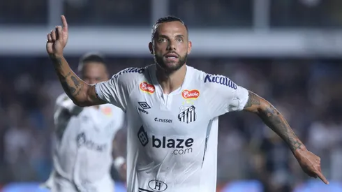 Guilherme comemora gol marcado em partida entre Santos e Água Santa. Foto: AGIF / Alamy Stock Photo
