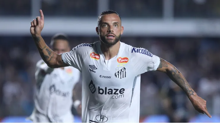 Guilherme comemora gol marcado em partida entre Santos e Água Santa. Foto: AGIF / Alamy Stock Photo