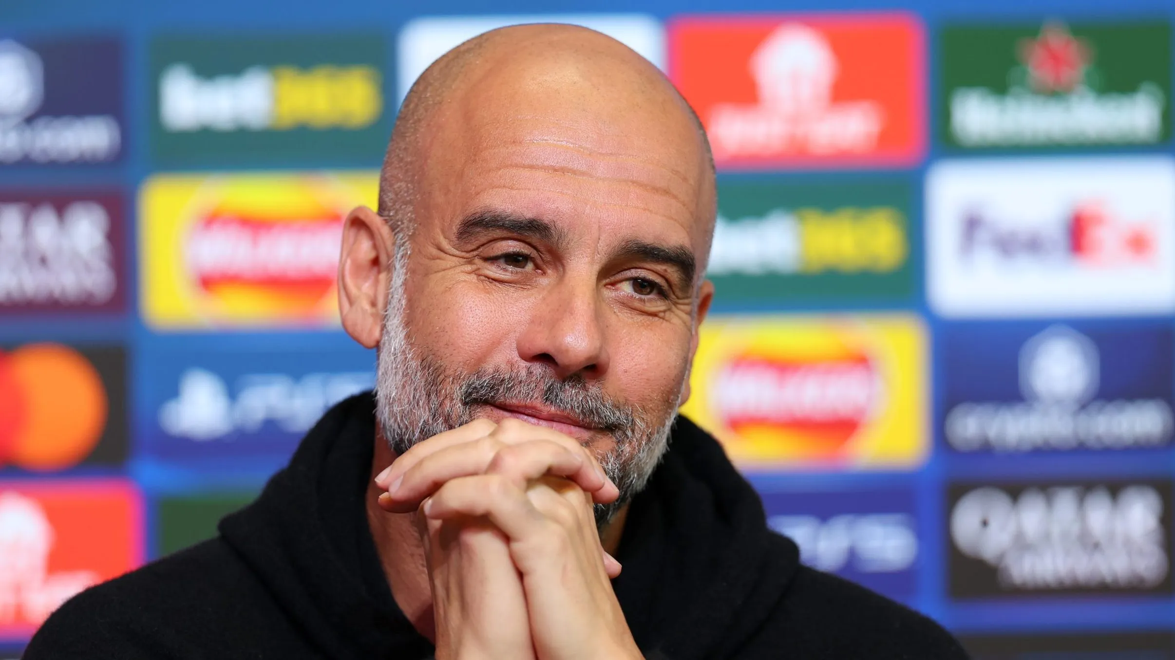 Guardiola de casaco preto