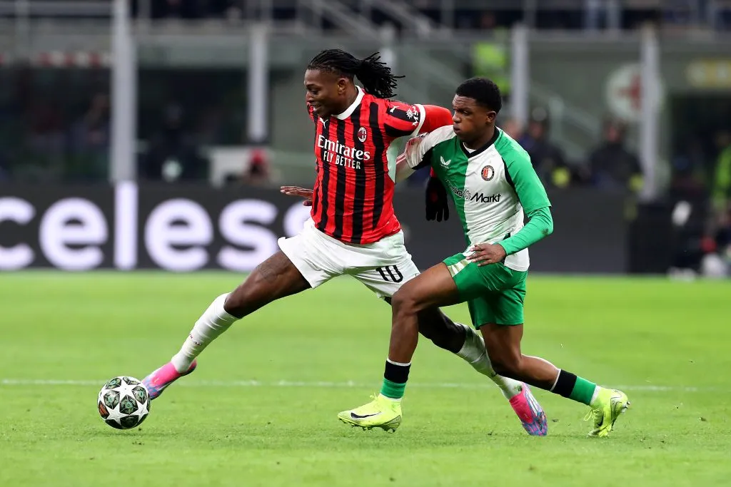 Givairo Read, de camisa verde, pelo Feyenoord, disputando bola com Rafael Leão, do Milan. Jogador é alvo do Liverpool (Photo by Marco Luzzani/Getty Images)