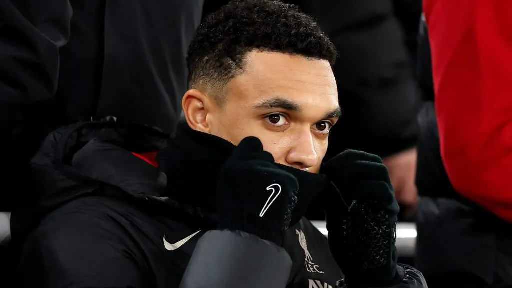 Alexander-Arnold, de touca e jaqueta preta, pelo Liverpool (Photo by Carl Recine/Getty Images)