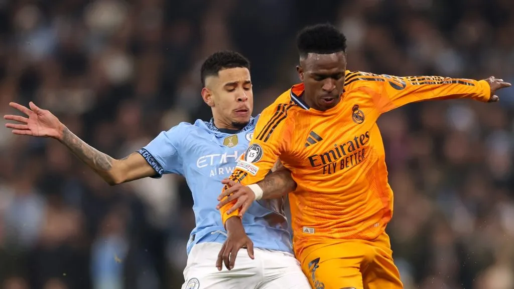 Vinicius Junior, do Real Madrid, é desafiado por Savinho, do Manchester City, durante a partida de ida do play-off eliminatório da Liga dos Campeões da UEFA 2024/25 entre Manchester City e Real Madrid C.F., no Estádio do Manchester City, em 11 de fevereiro de 2025, em Manchester, Inglaterra. (Foto de Carl Recine/Getty Images)