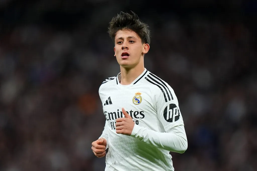 Arda Guler em ação pelo Real Madrid. Jogador pode deixar o clube, e é alvo do Liverpool. Além disso, pedem mais chances para ele no clube de Ancelotti (Photo by Angel Martinez/Getty Images)