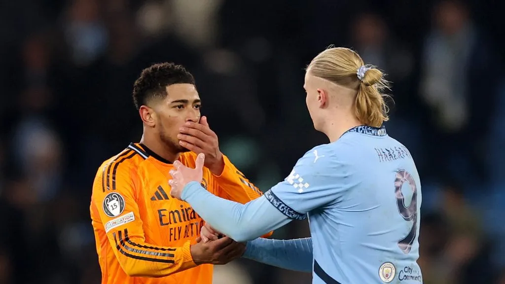 Erling Haaland, do Manchester City, e Jude Bellingham, do Real Madrid, interagem após a primeira partida do play-off de mata-mata da UEFA Champions League 2024/25 entre Manchester City e Real Madrid C.F., no Estádio do Manchester City, em 11 de fevereiro de 2025, em Manchester, Inglaterra. (Foto de Carl Recine/Getty Images)