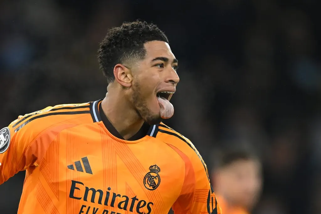 Bellingham com a língua para fora de camisa laranja pelo Real Madrid