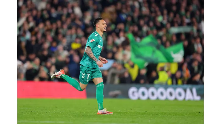 Antony correndo em campo (Photo by Fran Santiago/Getty Images)