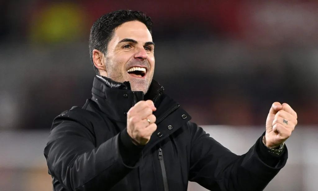 Mikel Arteta, treinador do Arsenal, de jaqueta preta, em campo. (Photo by Mike Hewitt/Getty Images)