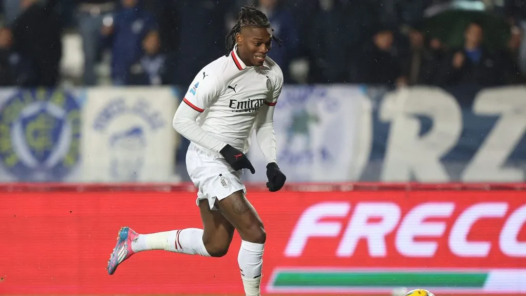 Rafael Leão em campo pelo Milan. Foto: Gabriele Maltinti/Getty Images