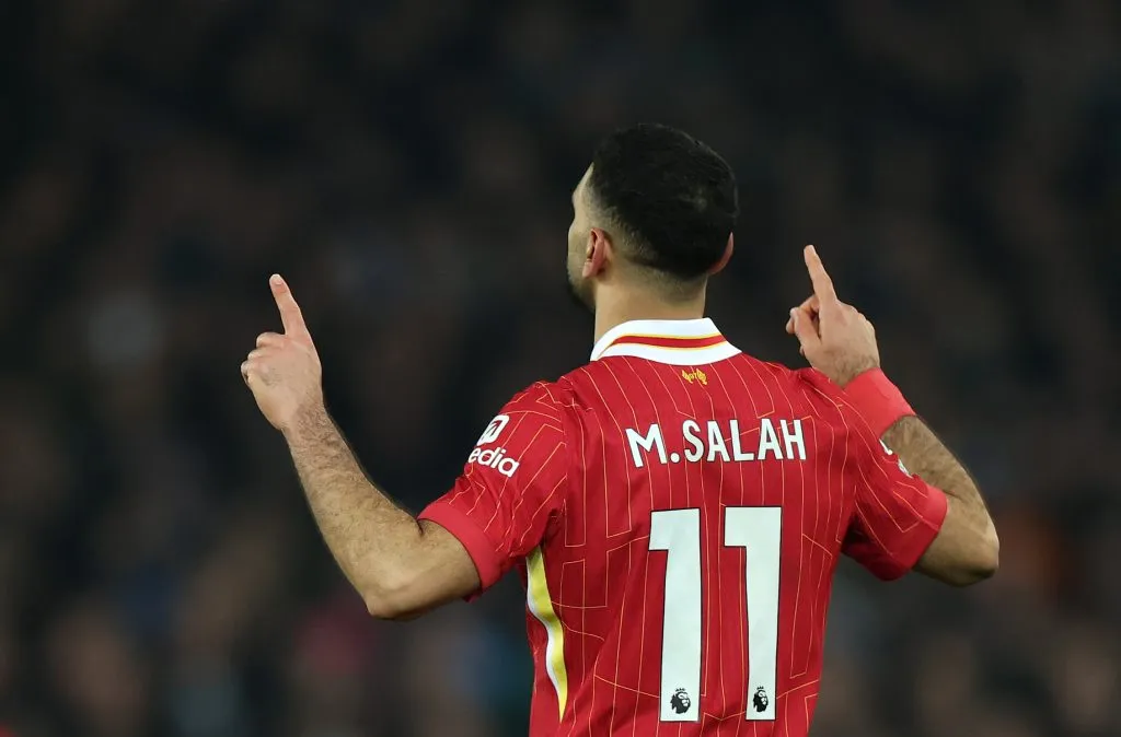 Salah com as mãos para cima