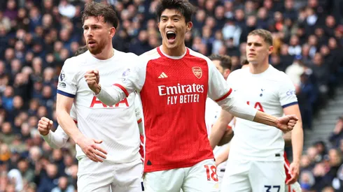 Takehiro Tomiyasu em campo pelo Arsenal (Photo by Clive Rose/Getty Images)