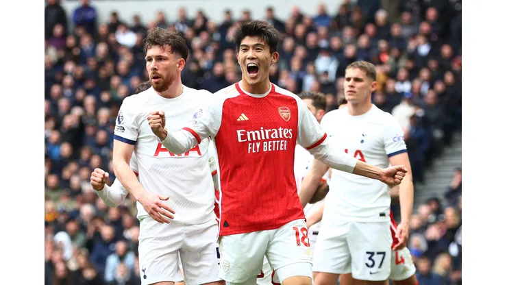 Takehiro Tomiyasu em campo pelo Arsenal (Photo by Clive Rose/Getty Images)