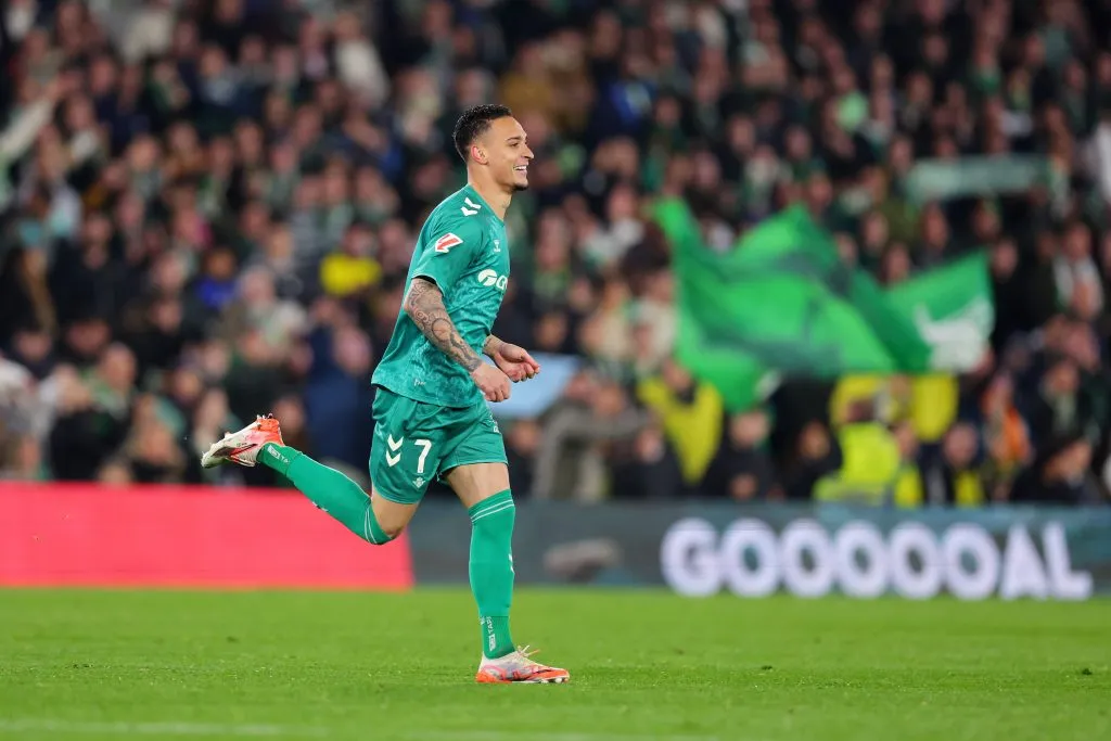 Antony recebe moral com anulação do cartão vermelho. Foto: Fran Santiago/Getty Images