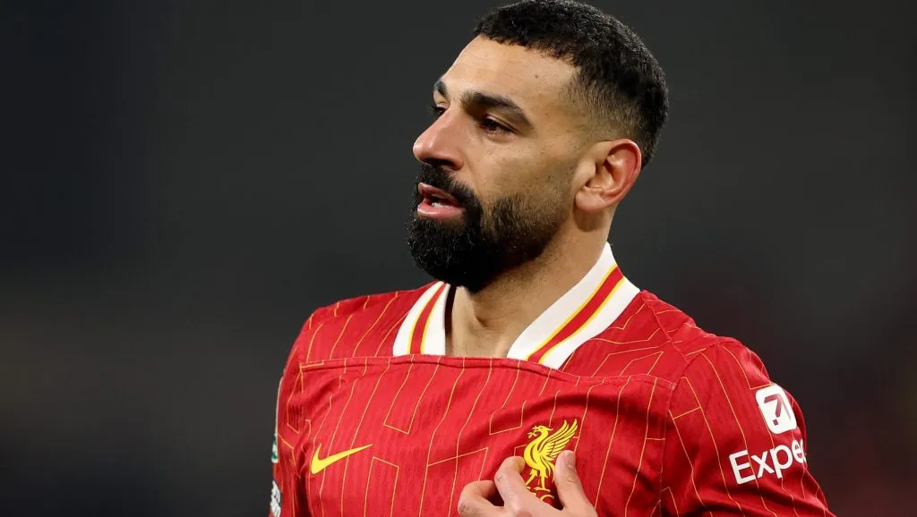 Salah, atacante de camisa vermelha, com emblema do Liverpool. (Photo by Carl Recine/Getty Images)