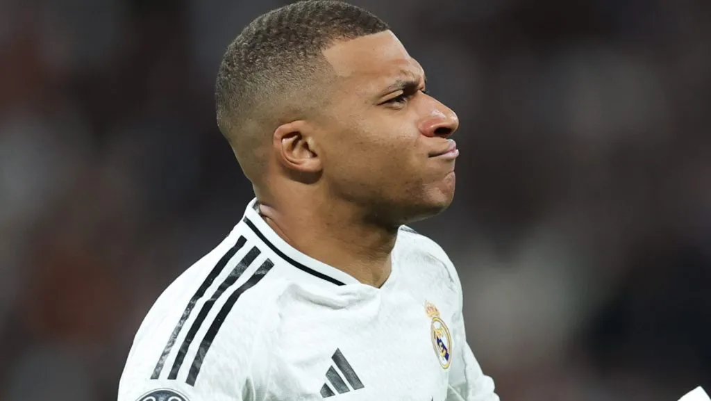 Kylian Mbappé, do Real Madrid, comemora ao marcar o primeiro gol de sua equipe durante o jogo de volta do Playoff Eliminatório da Liga dos Campeões da UEFA 2024/25 entre Real Madrid C.F. e Manchester City, no Estádio Santiago Bernabéu, em 19 de fevereiro de 2025, em Madri, Espanha. (Foto de Clive Brunskill/Getty Images)