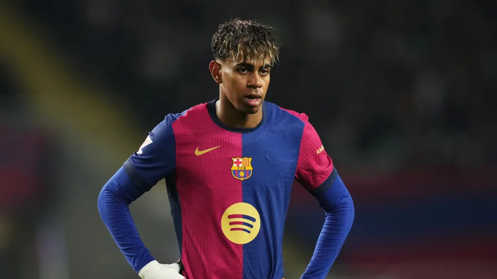 Lamine Yamal com a camisa do Barcelona (Photo by Alex Caparros/Getty Images)