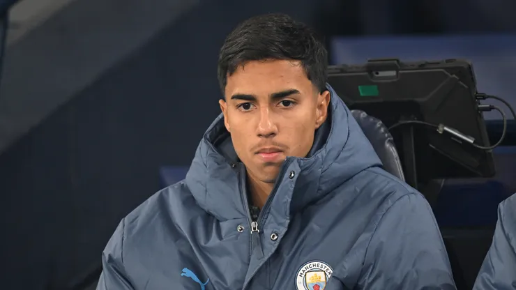 Vitor Reis em ação pelo Manchester City.