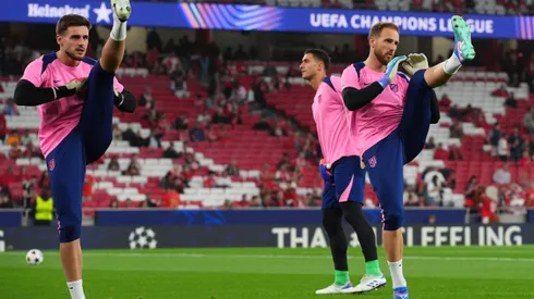 Oblak e Juan Musso no aquecimento para o jogo do Atlético de Madrid. Manchester United tem interesse em goleiro do clube espanhol. Foto: Gualter Fatia