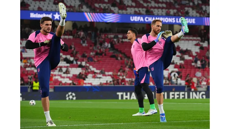Oblak e Juan Musso no aquecimento para o jogo do Atlético de Madrid. Manchester United tem interesse em goleiro do clube espanhol. Foto: Gualter Fatia
