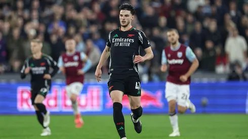 Declan Rice com a posse de bola em partida da Premier League entre West Ham e Arsenal. Foto: News Images LTD / Alamy Stock Photo