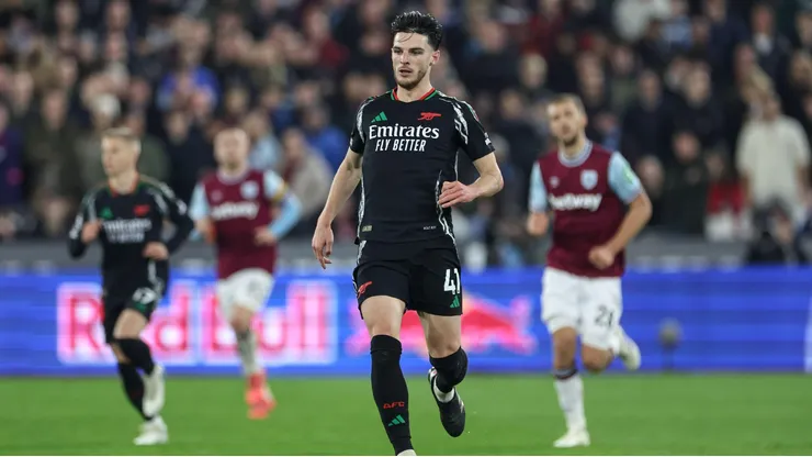 Declan Rice com a posse de bola em partida da Premier League entre West Ham e Arsenal. Foto: News Images LTD / Alamy Stock Photo