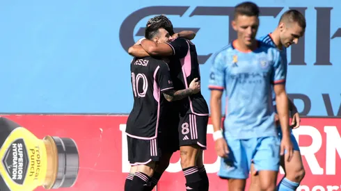 Lionel Messi e Leonardo Campana comemoram gol marcado diante do New York City. Foto: Associated Press / Alamy Stock Photo