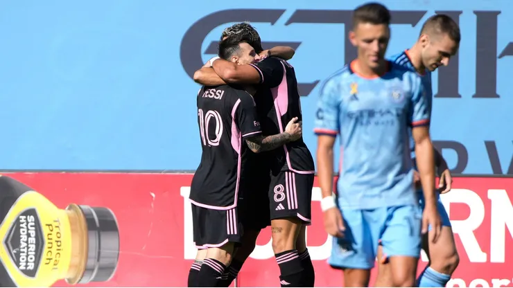 Lionel Messi e Leonardo Campana comemoram gol marcado diante do New York City. Foto: Associated Press / Alamy Stock Photo