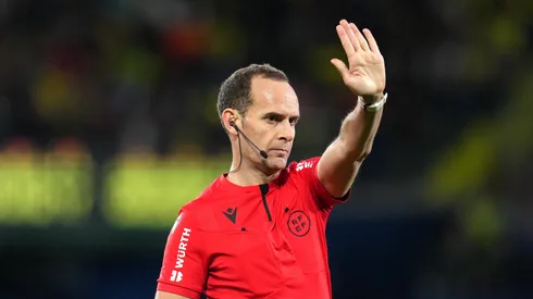 Juiz causa polêmica antes do jogo. Foto: Aitor Alcalde/Getty Images