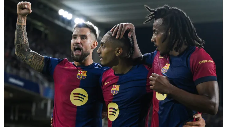 Raphinha, Íñigo Martínez e Koundé, todos pelo Barcelona. Foto: David Ramos/Getty Images