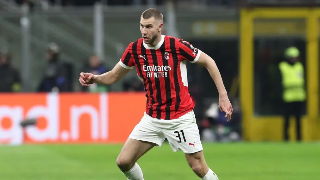 Pavlovic em jogo do Milan. Foto: Marco Luzzani/Getty Images