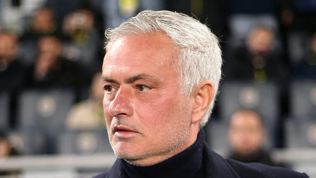 José Mourinho, técnico do Fenerbahçe, aperta a mão de Pierre Sage, técnico do Olympique Lyonnais (não retratado), durante a partida da Fase de Liga MD7 da UEFA Europa League 2024/25 entre Fenerbahçe SK e Olympique Lyonnais, em 23 de janeiro de 2025, em Istambul, Turquia. (Foto de Ahmad Mora/Getty Images)