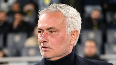 José Mourinho segue reformulando o Fenerbahçe com nomes de peso. (Foto de Ahmad Mora/Getty Images)