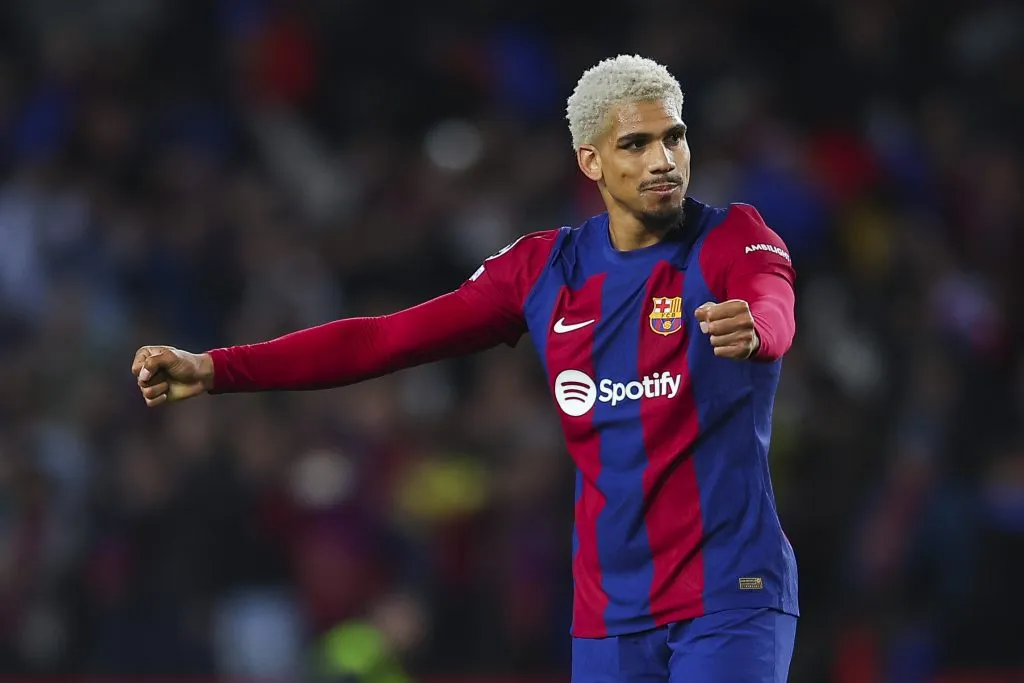 Ronald Araújo em campo pelo Barcelona (Photo by Eric Alonso/Getty Images)