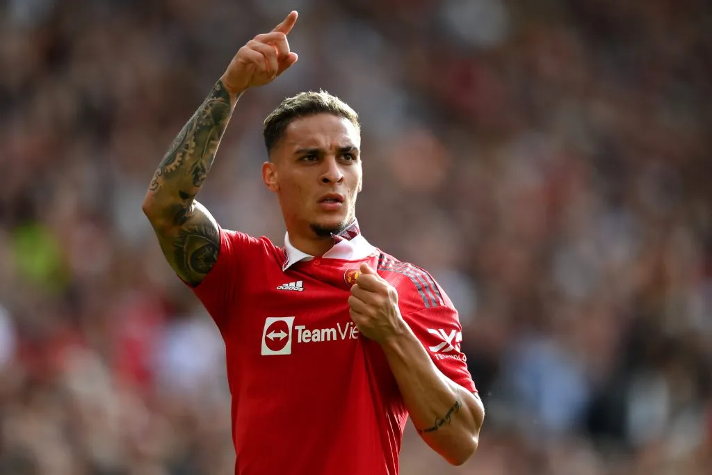 Antony no duelo diante do Arsenal (Photo by Shaun Botterill/Getty Images)