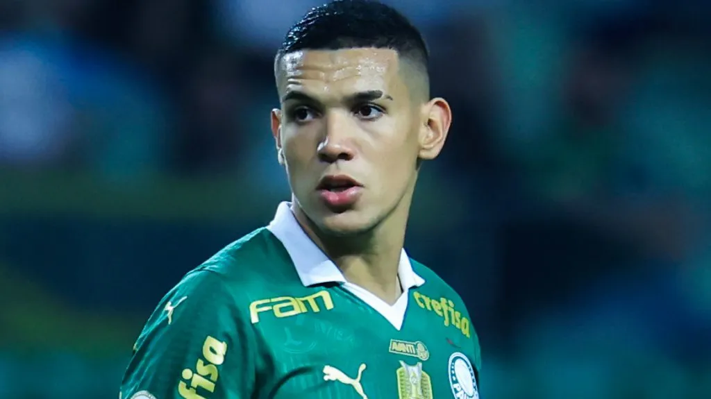 Kaiky Naves, em campo, de camisa verde, com emblema do Palmeiras. Foto: Marcello Zambrana/AGIF