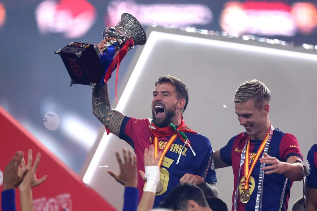 Inigo Martinez comemora título da Supercopa pelo Barcelona (Photo by Yasser Bakhsh/Getty Images)