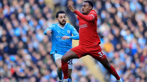 Gravenberch sob a marcação de Bernardo Silva em partida entre Manchester City e Liverpool. Foto: News Images LTD / Alamy Stock Photo