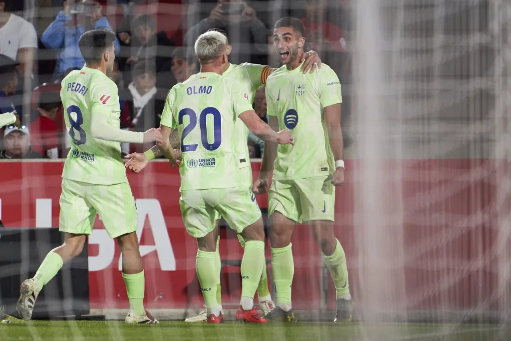 Pedri e Dani Olmo em ação pelo Barcelona. Hansi Flick deixou claro que quer ter um cronograma específico com Olmo para precavê-lo de lesões na equipe para que ele não seja mais desfalque por tanto tempo. (Photo by Rafa Babot/Getty Images)