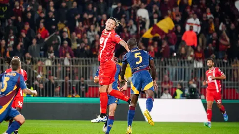 Jogadores de Monza e Roma disputam bola aérea em partida da Série A. Foto: Luca Rossini/E-Mage / Alamy Stock Photo