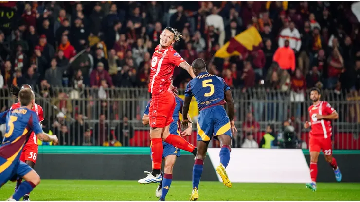 Jogadores de Monza e Roma disputam bola aérea em partida da Série A. Foto: Luca Rossini/E-Mage / Alamy Stock Photo