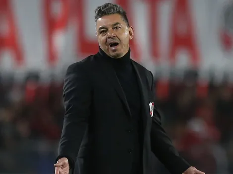 Técnico Marcelo Gallardo barra Nacho Fernández e Leandro González Pirez de viagem