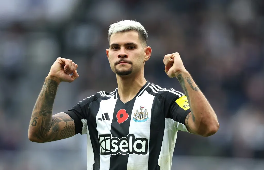 Bruno Guimarães, em campo, de camisa preta e branca, alvo do Arsenal  (Photo by George Wood/Getty Images)